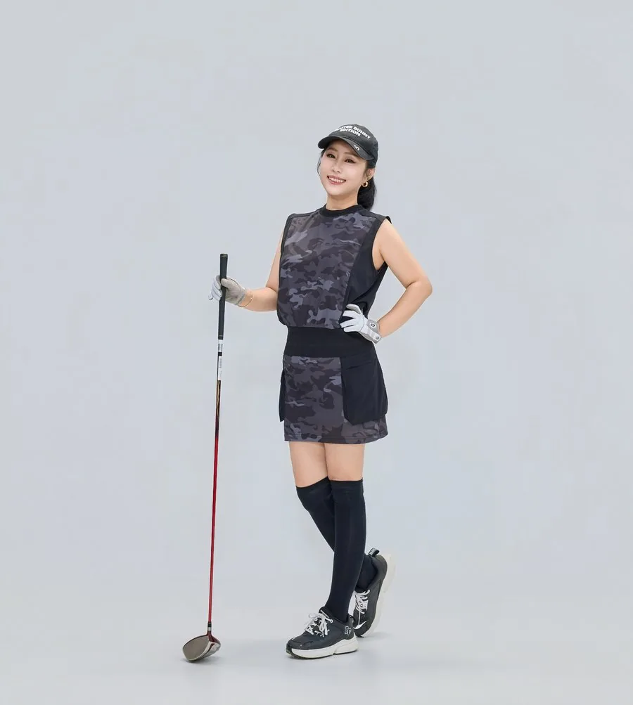 포항 우정사진 — 골프웨어 차림으로 드라이버를 짚고 선 컷