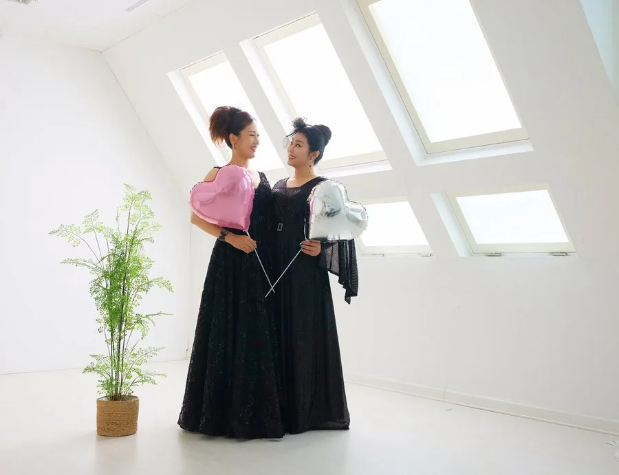 포항 우정사진 — 풍선을 들고 마주 보는 두 사람