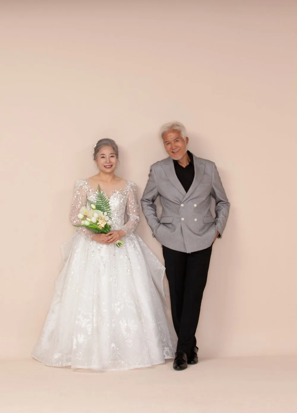 결혼식 사진이 없던 부부가 다시 나란히 선 컷